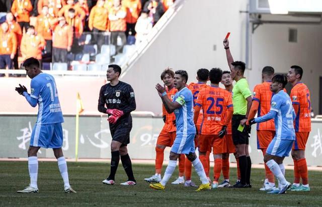 足协裁判评议：蒋圣龙应直红罚下 王大雷红牌正确