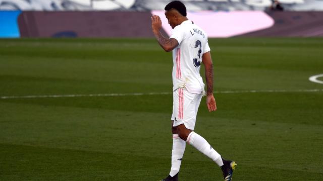 militao-se-retira-del-campo-tras-su-expulsion.-getty.jpg
